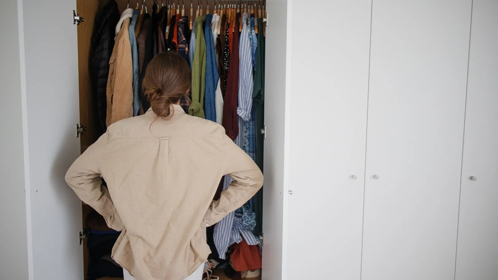 The Anti-Trend Wardrobe: How to Build a Style That Survives Social Media Algorithms