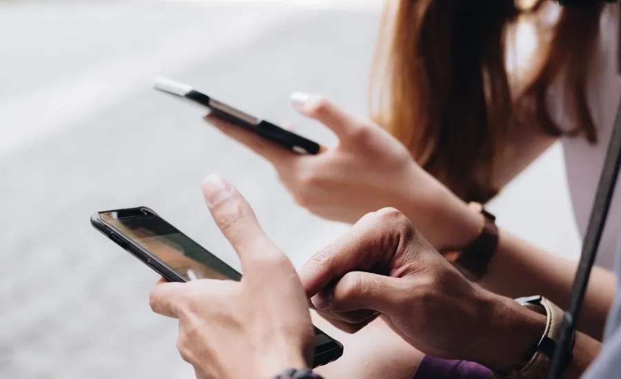 france-social-media-ban-adult-screen-habits