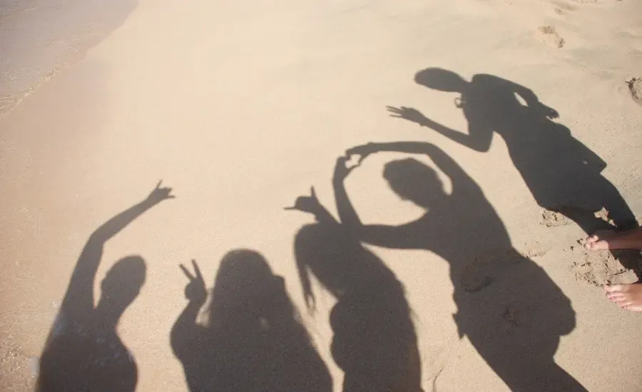 friends posing for a photo to stengthen their friendship